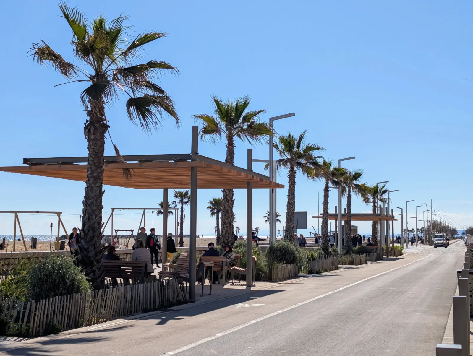 Promenade de Valras-plage avec Palmiers et aménagement de mobiliers urbains