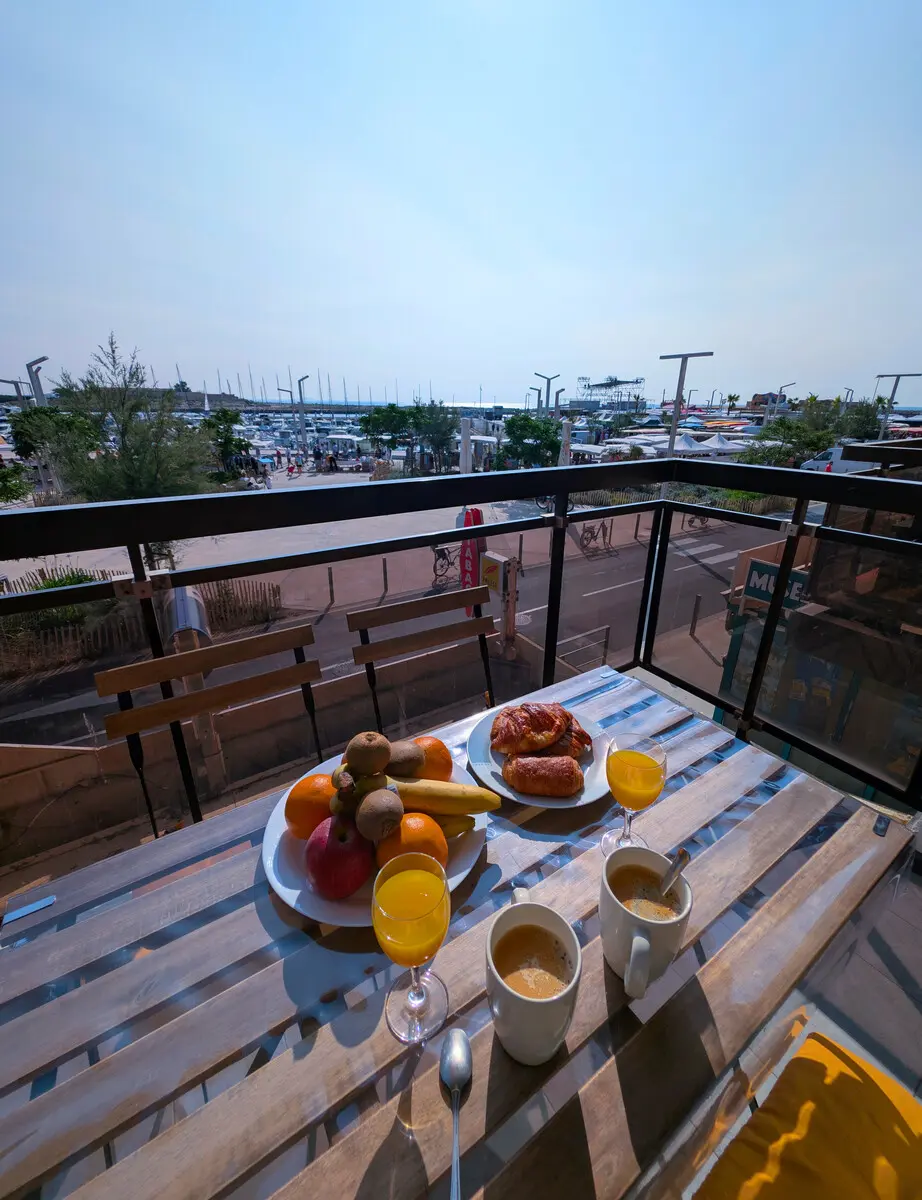 petit-dejeuner-terrasse-fruits-café